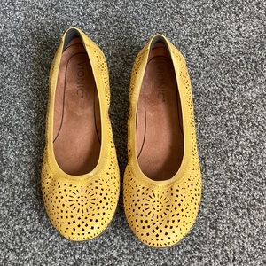 Vionic size 8 yellow ballet flats